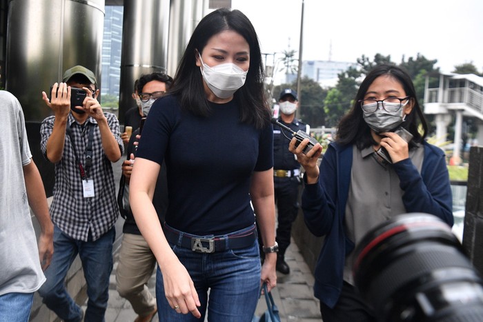Karyawan swasta Agnes Jennifer (kedua kanan) meninggalkan Kantor KPK usai diperiksa di Jakarta, Kamis (2/7/2020). Agnes Jennifer diperiksa sebagai saksi dalam penyidikan kasus suap dan gratifikasi terkait perkara di Mahkamah Agung (MA) pada tahun 2011-2016 untuk tersangka mantan Sekretaris MA Nurhadi. ANTARA FOTO/Sigid Kurniawan/nz.