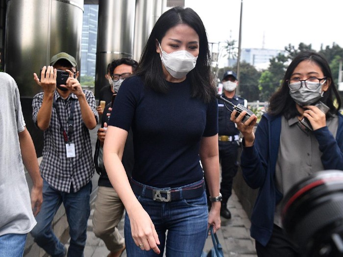 Karyawan swasta Agnes Jennifer (kedua kanan) meninggalkan Kantor KPK usai diperiksa di Jakarta, Kamis (2/7/2020). Agnes Jennifer diperiksa sebagai saksi dalam penyidikan kasus suap dan gratifikasi terkait perkara di Mahkamah Agung (MA) pada tahun 2011-2016 untuk tersangka mantan Sekretaris MA Nurhadi. ANTARA FOTO/Sigid Kurniawan/nz.
