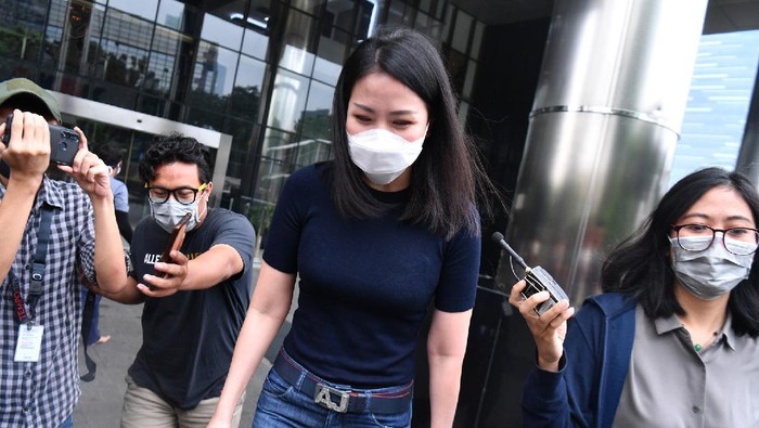 Karyawan swasta Agnes Jennifer (kedua kanan) meninggalkan Kantor KPK usai diperiksa di Jakarta, Kamis (2/7/2020). Agnes Jennifer diperiksa sebagai saksi dalam penyidikan kasus suap dan gratifikasi terkait perkara di Mahkamah Agung (MA) pada tahun 2011-2016 untuk tersangka mantan Sekretaris MA Nurhadi. ANTARA FOTO/Sigid Kurniawan/nz.