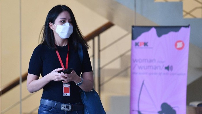 Karyawan swasta Agnes Jennifer (kedua kanan) meninggalkan Kantor KPK usai diperiksa di Jakarta, Kamis (2/7/2020). Agnes Jennifer diperiksa sebagai saksi dalam penyidikan kasus suap dan gratifikasi terkait perkara di Mahkamah Agung (MA) pada tahun 2011-2016 untuk tersangka mantan Sekretaris MA Nurhadi. ANTARA FOTO/Sigid Kurniawan/nz.