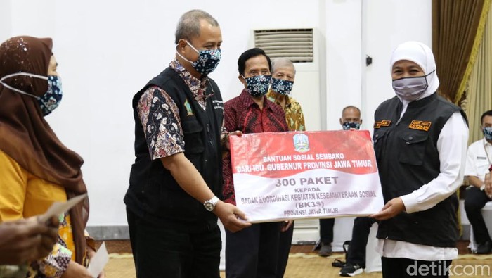 pemprov jatim memberikan bantuan 2300 paket sembako kepada lansia