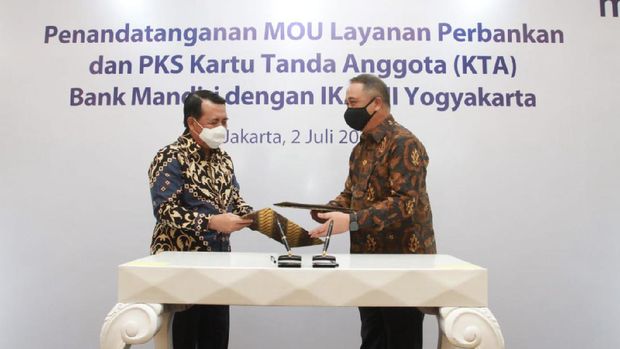 Penandatanganan Nota Kesepahaman (MoU) dan Perjanjian Kerjasama tersebut dilakukan oleh Ketua IKA UII Muhammad Syarifuddin dan Direktur Utama Bank Mandiri Royke Tumilaar di Jakarta, Kamis (2/7). (Ist)