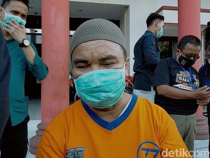 Seorang pengedar sabu di Surabaya menyimpan barang terlarang tesebut di dalam Al-Quran. Mengapa ia nekat melakukan itu?
