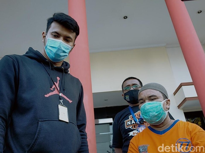 Polisi menangkap pengedar sabu di Surabaya. Barang bukti sabu disembunyikan dalam Al-Quran oleh pelaku.