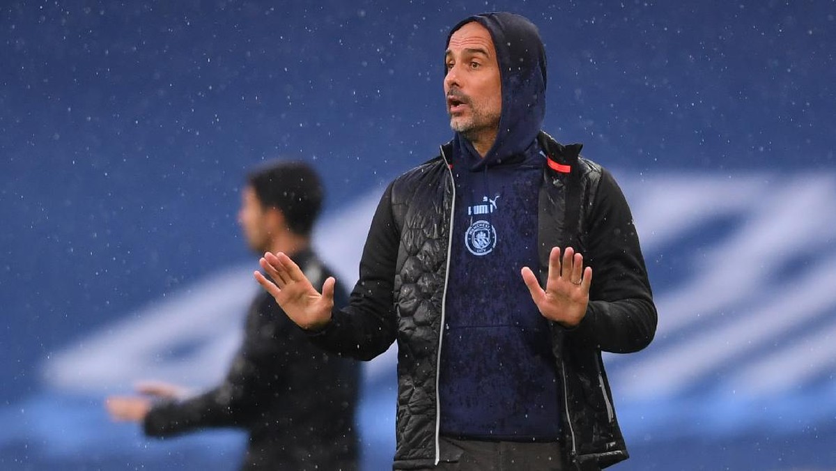 Guardiola menghormati Arsenal, namun hanya di lapangan saja. Foto: Getty Images/Laurence Griffiths