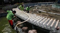 Perawatan untuk memastikan kebersihan kolam dan debit air mancur di kolam itu.