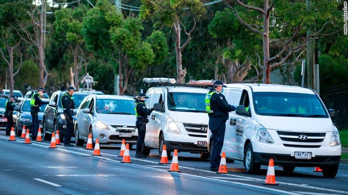 Polisi cek mobil di Melbourne