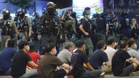 Polisi mengatakan setidaknya tujuh orang ditangkap berdasarkan UU Keamanan baru yang mulai berlaku Selasa (30/6) malam. Langkah ini dipandang sebagai perubahan paling signifikan sejak Hong Kong meninggalkan pemerintahan Inggris pada tahun 1997.