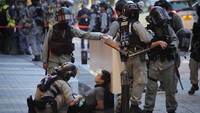 Para kritikus menilai UU ini sebagai ancaman langsung terhadap kebijakan satu negara, dua sistem yang memberi Hong Kong peningkatan kebebasan demokrasi.