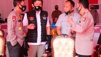 Kapolri Jenderal Idham Azis Sempat Berbincang dengan Kabareskrim Komjen Listyo Sigit. Turut hadir Direktur Tindak Pidana Umum Bareskrim Polri Ferdy Sambo dan juga Direktur Penyidikan Densus Kombes Herry Heryawan.
