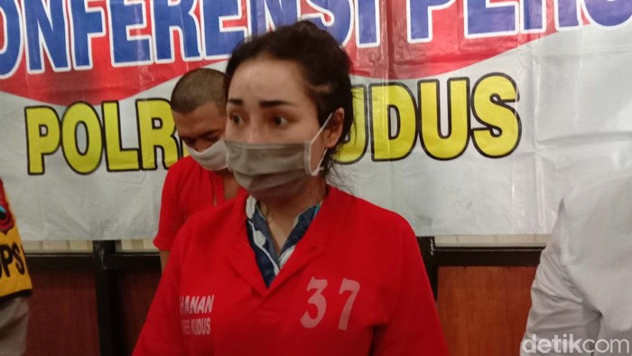 Polres Kudus mengamankan biduan dangdut Ayu Vaganza karena kasus narkoba. Ayu Vaganza ditangkap saat bersama seorang teman lelaki berinisial W (30) di kontrakan.