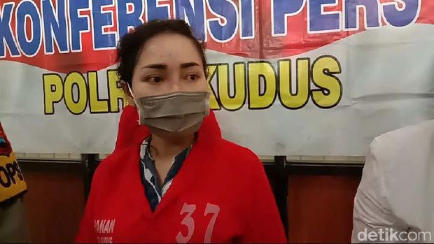 Polres Kudus mengamankan biduan dangdut Ayu Vaganza karena kasus narkoba. Ayu Vaganza ditangkap saat bersama seorang teman lelaki berinisial W (30) di kontrakan.