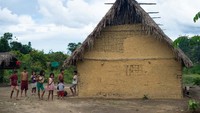 Anak-anak Suku Yanomami bermain di halaman rumah mereka.