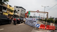 Penutupan tersebut sebagai dampak pembangunan simpang underpass Pasar Senen. 