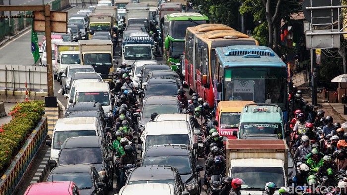 Underpass Senen, Jakarta Pusat, ditutup sejak 30 Juni 2020 lalu. Arus lalu lintas pun macet akibat penutupan underpass tersebut.