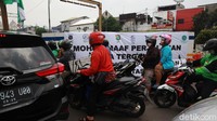 Sebagian pengendara sepeda motor yang terjebak macet sempat membaca spanduk penutupan underpass.
