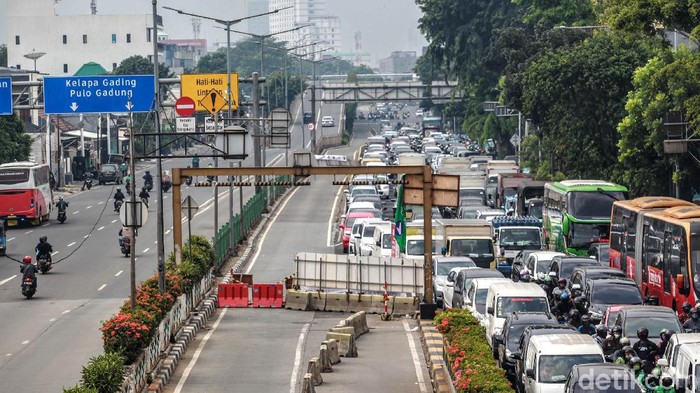 Underpass Senen, Jakarta Pusat, ditutup sejak 30 Juni 2020 lalu. Arus lalu lintas pun macet akibat penutupan underpass tersebut.