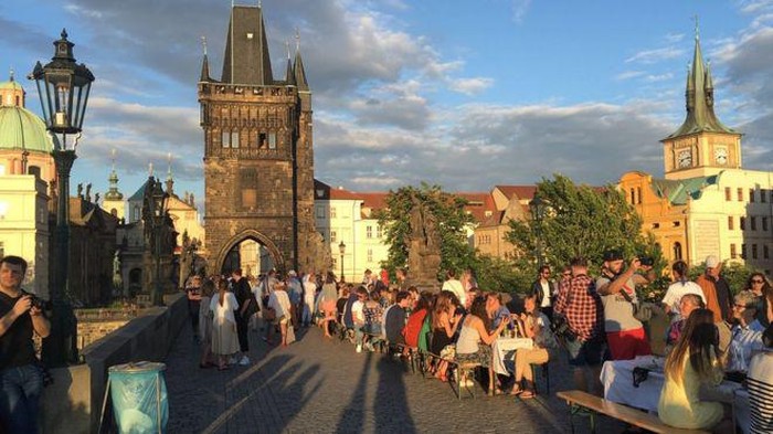 Praha rayakan pesta pencabutan lockdown
