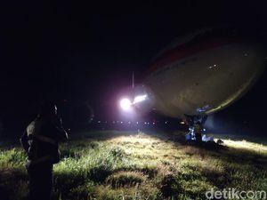 Dini Hari, Petugas Masih Evakuasi Pesawat Garuda Tergelincir di Bandara Hasanuddin