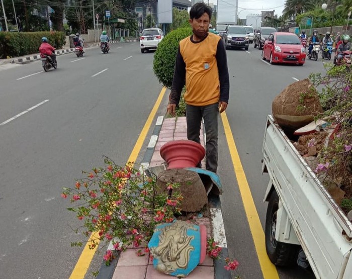 Puluhan Pot  Bunga  Dirusak Orang Tak Dikenal Pemkot 