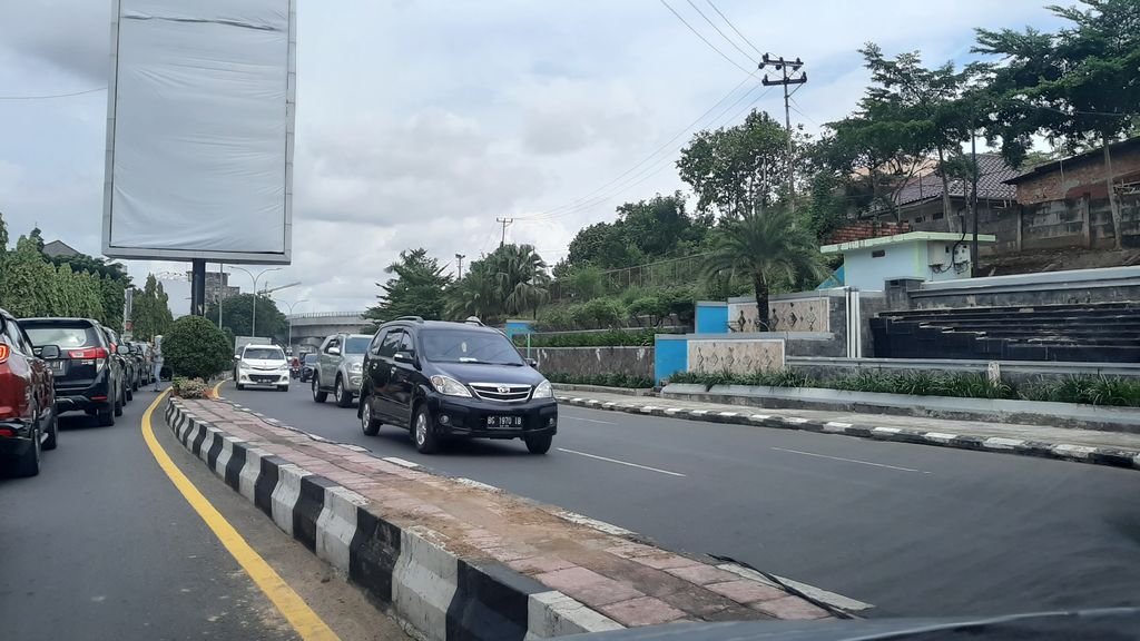 Puluhan Pot  Bunga  di Jalanan Palembang Pecah  Diduga 