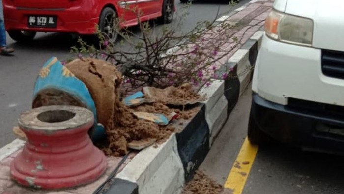 Puluhan pot bunga di jalanan Palembang diduga dirusak (dok. Dinas PRKP Palembang)