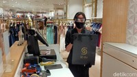 Semua tenant pun tak lagi menggunakan kantong plastik sekali pakai pada hari pertama penerapan kewajiban kantong belanja ramah lingkungan ini. (Tasya/detikcom)