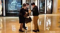 Bagi pengunjung yang masih menggunakan plastik akan diberikan kantong belanja ramah lingkungan oleh customer service. Kampanye ini akan dilakukan selama seminggu. (Tasya/detikcom)