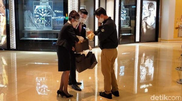 Bagi pengunjung yang masih menggunakan plastik akan diberikan kantong belanja ramah lingkungan oleh customer service. Kampanye ini akan dilakukan selama seminggu. (Tasya/detikcom) Bagi pengunjung yang masih menggunakan plastik akan diberikan kantong belanja ramah lingkungan oleh customer service. Kampanye ini akan dilakukan selama seminggu. (Tasya/detikcom)