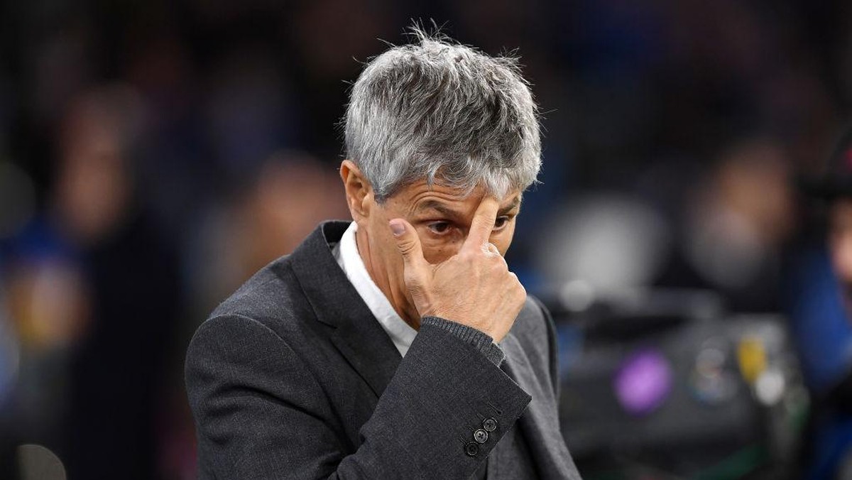 Barcelona disarankan mulai pikirkan pergantian pelatih. (Foto: Getty Images/Francesco Pecoraro)