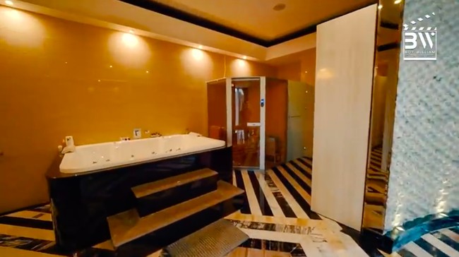 Kamar mandi utama Fransen juga tak kalah luas. Selain jacuzzi, terdapat pula sebuah bilik kecil yang berfungsi sebagai sauna. Ini sangat bagus buat kesehatan. Biasa orang masuk angin, butuh kerokan, but after you using this, no more kerokan, ujar Fransen. (Foto: YouTube/Boy William)