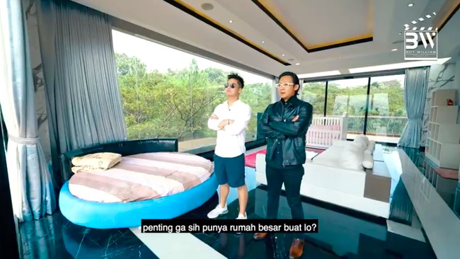 Penampilan salah satu kamar anak Fransen. Kamar tersebut memiliki akses ke balkon yang memiliki panorama pegunungan dan hutan. (Foto: YouTube/Boy William)