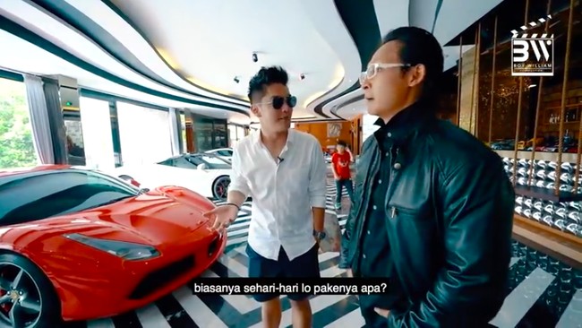Garasi yang menyimpan koleksi supercar milik Fransen hadir seperti sebuah showroom mobil mewah. Marmer bermotif geometris digunakan sebagai lantai parkiran. Garasi tersebut juga dilengkapi sebuah bar. Dalam kesempatan itu, Boy sempat bertanya soal perjuangan Fransen yang harus dilalui sebelum akhirnya menjadi pengusaha film dan tekstil sukses seperti saat ini. Fransen lalu mengaku bahwa dirinya dulu pernah bekerja sebagai petugas kebersihan ketika sekolah di Sydney. Di bawah umur lo dulu, gue dulu cleaning service, kata Fransen. Kala itu, ia bisa membersihkan delapan rumah dalam sehari. (Foto: YouTube/Boy William)