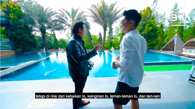 Fransen pun punya pandangan tersendiri tentang materi. Kalau ngomong soal uang pasti gak pernah cukup... kalau untuk gue, kaya itu engga bisa dinilai dari uang, tapi dinilai dari kebaikan lo, keinginan lo, teman-teman lo. Yang perlu diingat, jangan pernah menjadi orang sombong bro, kata Fransen yang mengaku sangat memprioritaskan kebahagiaan keluarga di atas segalanya. (Foto: YouTube/Boy William)