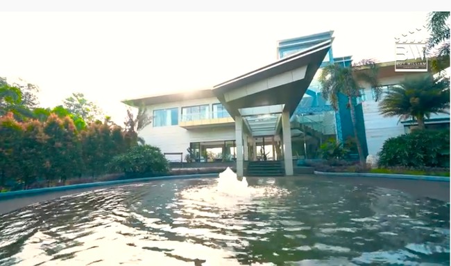 Fransen Susanto sempat menjadi perbincangan setelah menjadi bintang tamu di YouTube Raffi Ahmad. Dalam video tersebut, Raffi berkunjung ke rumah Fransen, lalu mendapatkan salah satu dari koleksi mobil mewah sang konglomerat. Kemewahan rumah Fransen kembali diperlihatkan, kali ini oleh Boy William, dalam salah satu episode Di Balik Pintu yang tayang pada Rabu (1/7/2020). (Foto: YouTube/Boy William)