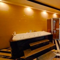 Kamar mandi utama Fransen juga tak kalah luas. Selain jacuzzi, terdapat pula sebuah bilik kecil yang berfungsi sebagai sauna. Ini sangat bagus buat kesehatan. Biasa orang masuk angin, butuh kerokan, but after you using this, no more kerokan, ujar Fransen. (Foto: YouTube/Boy William)