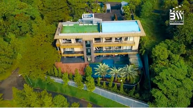 Rumah bergaya minimalis modern yang didominasi jendela dan pintu kaca lebar ini dirancang sendiri oleh Fransen. Karena gue suka iseng mengerjakan sesuatu. Ada teman arsitek juga yang ikut membantu, ungkap pengusaha yang sempat digosipkan sebagai pacar Ayu Tingting itu. (Foto: YouTube/Boy William)