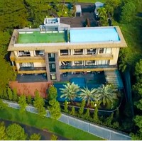 Rumah bergaya minimalis modern yang didominasi jendela dan pintu kaca lebar ini dirancang sendiri oleh Fransen. Karena gue suka iseng mengerjakan sesuatu. Ada teman arsitek juga yang ikut membantu, ungkap pengusaha yang sempat digosipkan sebagai pacar Ayu Tingting itu. (Foto: YouTube/Boy William)