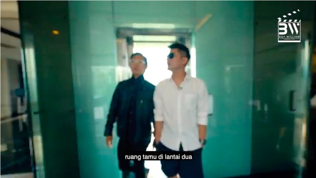 Untuk mempermudah akses antar lantai, Fransen memperlengkapi hunian tiga tingkat itu dengan sebuah lift kaca. Ketika menggunakan lift tersebut, penumpang bisa sambil menikmati pemandangan luar. (Foto: YouTube/Boy William)