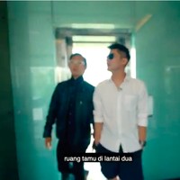 Untuk mempermudah akses antar lantai, Fransen memperlengkapi hunian tiga tingkat itu dengan sebuah lift kaca. Ketika menggunakan lift tersebut, penumpang bisa sambil menikmati pemandangan luar. (Foto: YouTube/Boy William)