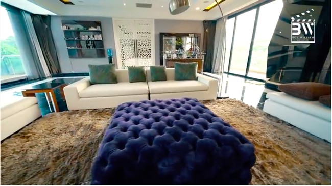 Inilah ruang tamu Fransen yang berada di lantai dua. Ruangan tersebut dipermanis dengan padanan interior minimalis dan chic. (Foto: YouTube/Boy William)