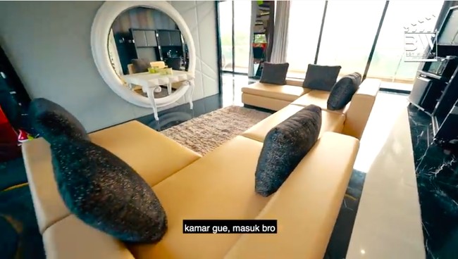 Fransen juga mengajak Boy melihat kamar tidurnya. Bak apartemen, master bedroom tersebut terbagi lagi menjadi beberapa ruang, seperti area duduk yang dilengkapi sebuah sofa panjang dan sebuah mini bar. (Foto: YouTube/Boy William)