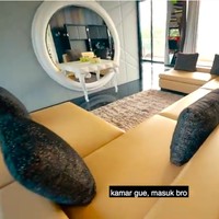Fransen juga mengajak Boy melihat kamar tidurnya. Bak apartemen, master bedroom tersebut terbagi lagi menjadi beberapa ruang, seperti area duduk yang dilengkapi sebuah sofa panjang dan sebuah mini bar. (Foto: YouTube/Boy William)