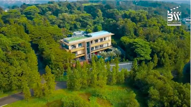 Suasananya kayak Beverly Hills dan LA, puji Boy. Fransen pun membenarkan bahwa rumah yang berada di kawasan Sentul, Jawa Barat, itu dibuat sedemikian rupa agar atmosfernya seperti di dua tempat tersebut. Ia bahkan mengaku terinspirasi oleh desain rumah Boy di Los Angeles. Kan gue mengikuti rumah lo di LA, kata Fransen yang disambut tawa oleh Boy. (Foto: YouTube/Boy William)