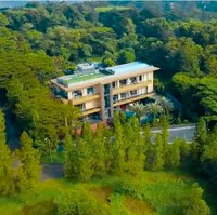 Suasananya kayak Beverly Hills dan LA, puji Boy. Fransen pun membenarkan bahwa rumah yang berada di kawasan Sentul, Jawa Barat, itu dibuat sedemikian rupa agar atmosfernya seperti di dua tempat tersebut. Ia bahkan mengaku terinspirasi oleh desain rumah Boy di Los Angeles. Kan gue mengikuti rumah lo di LA, kata Fransen yang disambut tawa oleh Boy. (Foto: YouTube/Boy William)