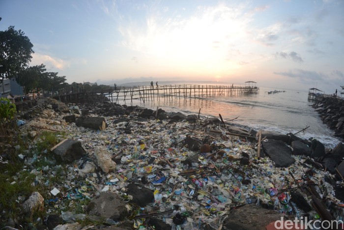 Sampah plastik di pantai timur Pangandaran.