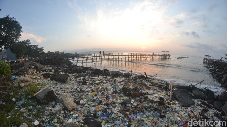 Sampah plastik di pantai timur Pangandaran. Sampah plastik di pantai timur Pangandaran.