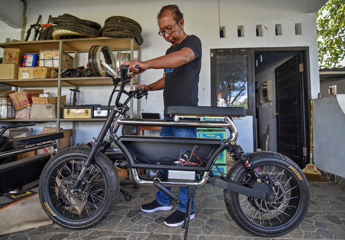 Gede Sukarma Dijaya mengecek sepeda listrik rancangannya sebelum dipasarkan di bangkel Industri Kecil Menengah (IKM)  Le-Bui ( Lombok E-Bike Builder ) di Desa Keru, Kecamatan Narmada, Lombok Barat, NTB, Kamis (2/7/2020). Sepeda listrik yang masih diproduksi berdasarkan pesanan tersebut selain dipasarkan untuk dalam negeri juga dijual ke Amerika, Australia, Norwegia dan Inggris dengan harga per unitnya mulai dari Rp15 juta hingga Rp100 juta tergantung model dan spesifikasi. ANTARA FOTO/Ahmad Subaidi/nz
