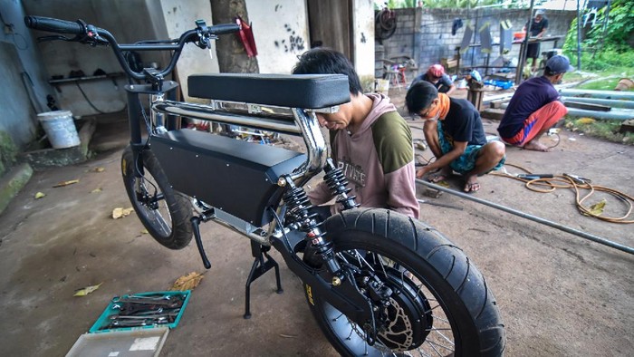 Gede Sukarma Dijaya mengecek sepeda listrik rancangannya sebelum dipasarkan di bangkel Industri Kecil Menengah (IKM)  Le-Bui ( Lombok E-Bike Builder ) di Desa Keru, Kecamatan Narmada, Lombok Barat, NTB, Kamis (2/7/2020). Sepeda listrik yang masih diproduksi berdasarkan pesanan tersebut selain dipasarkan untuk dalam negeri juga dijual ke Amerika, Australia, Norwegia dan Inggris dengan harga per unitnya mulai dari Rp15 juta hingga Rp100 juta tergantung model dan spesifikasi. ANTARA FOTO/Ahmad Subaidi/nz