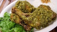Di wilayah Ceger, Jakarta Timur ada warung makan Ayam Mercon Ceger yang selalu ramai. Sesuai namanya di sini menu utamanya ada ayam goreng garing dengan sambal mercon yang melimpah. Foto: Ayam Mercon Ceger.